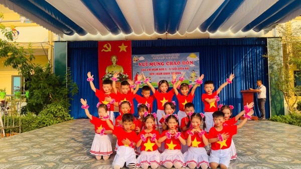 Tham quan trường Tiểu học năm học 2025-2026